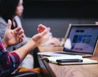 Decoratieve afbeelding van samenwerkende personen achter een laptop